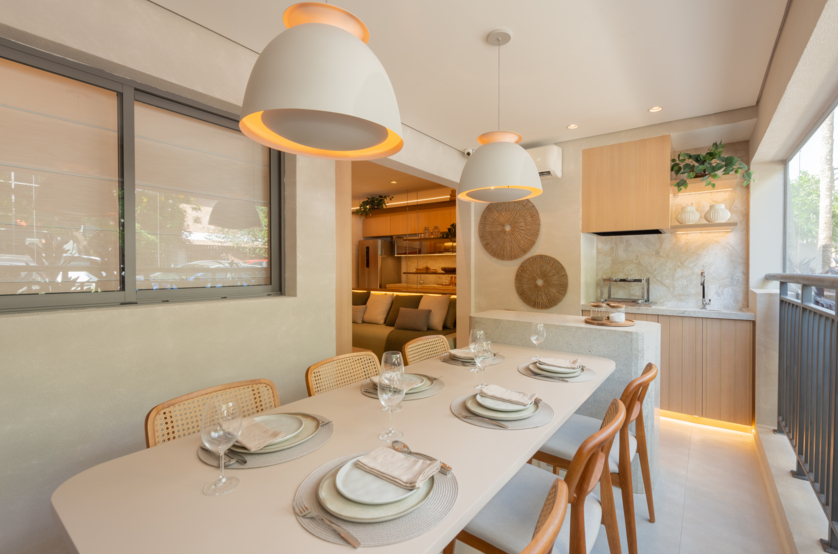 Terraço com churrasqueira a carvão do apartamento de 83 m² (Foto do decorado)