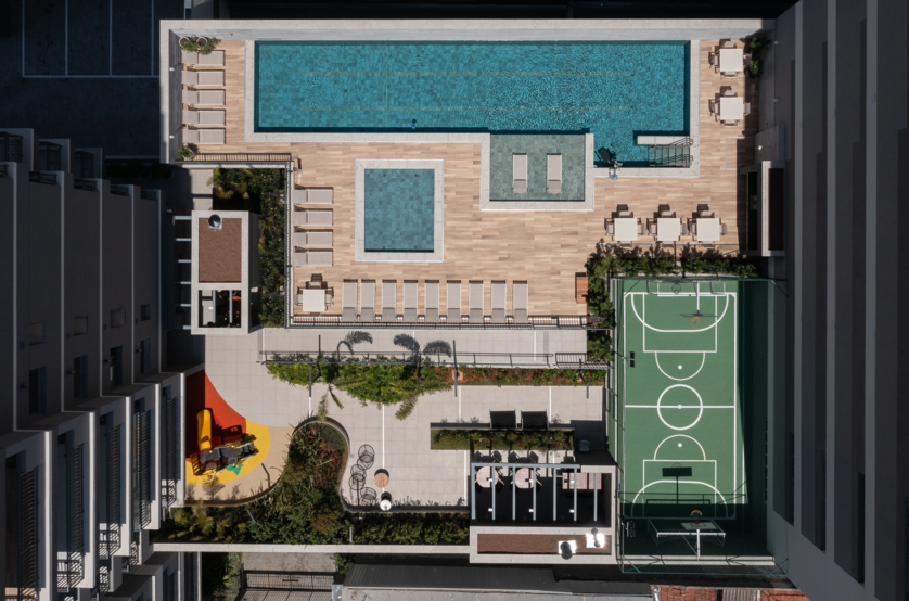 Piscinas adulto e infantil, deck molhado, solarium, bar e ducha da piscina (Foto do local)