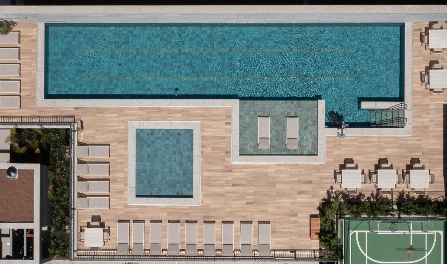 Piscinas adulto e infantil, deck molhado, solarium, bar e ducha da piscina (Foto do local)