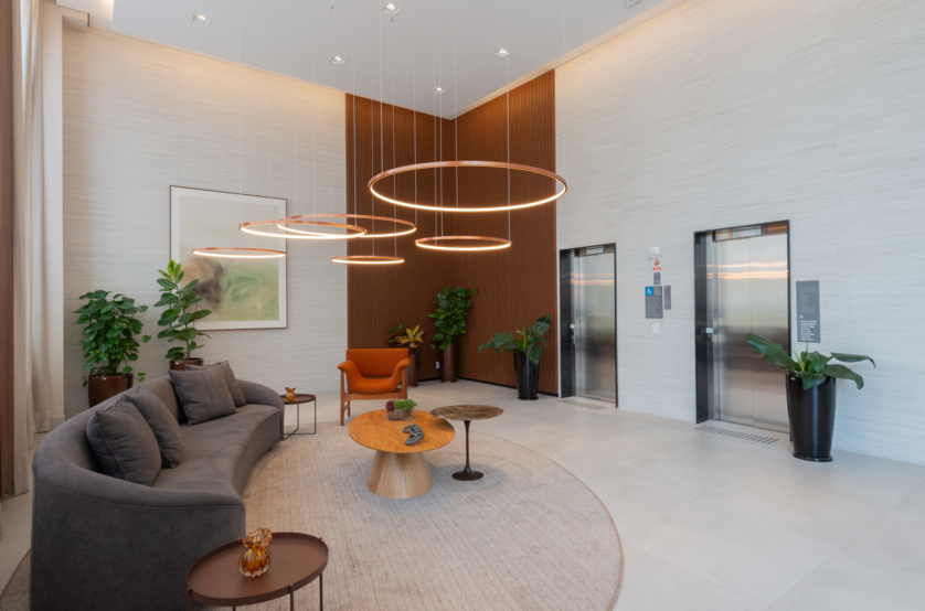 Lobby com pé-direito duplo (Foto do local)