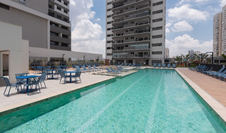 Piscina adulto com raia de 25m, deck molhado, piscina infantil com prainha, bike aquática, ducha e bar da piscina (Foto do local)