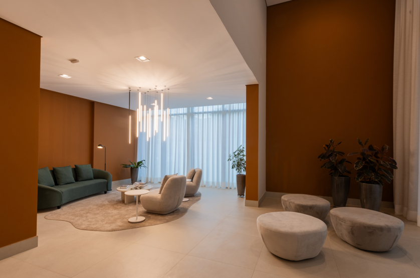 Lobby residencial com pé-direito duplo (Foto do local) 