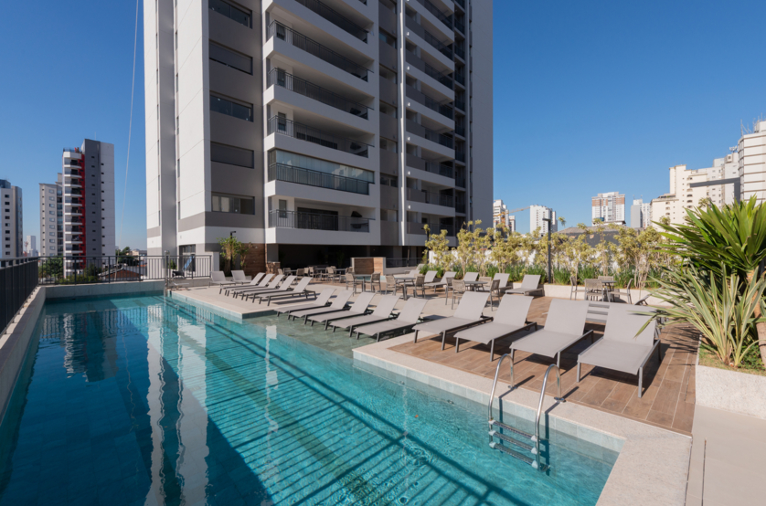 Piscinas adulto e infantil, deck molhado, solarium e ducha (Foto do local)