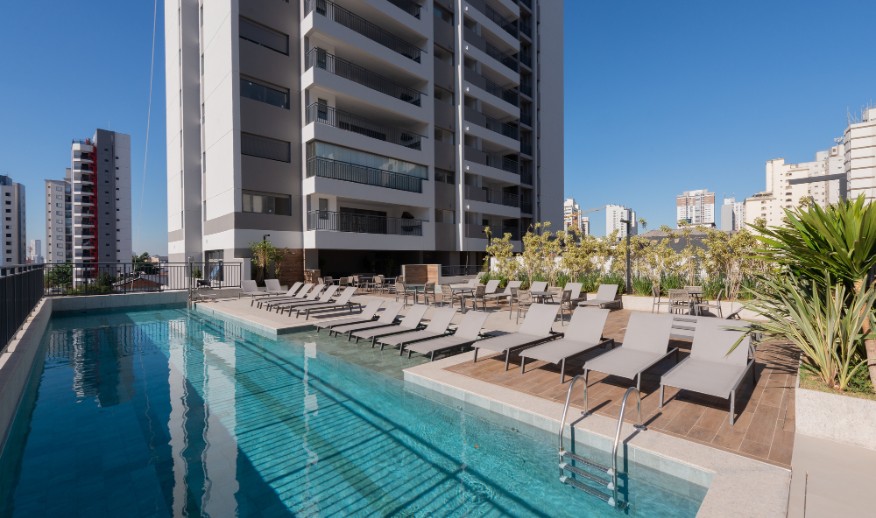Piscinas adulto e infantil, deck molhado, solarium e ducha (Foto do local)
