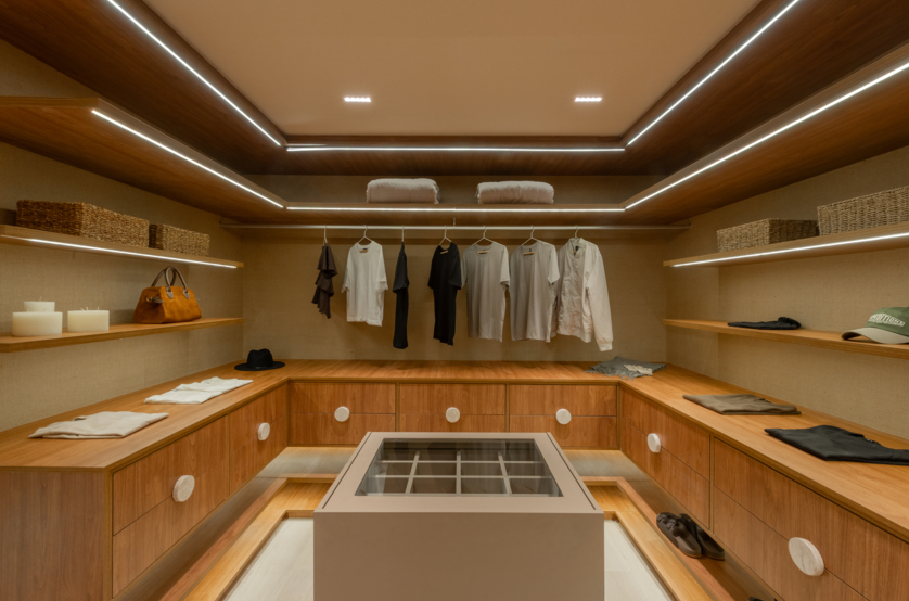 Closet da suíte master - apto de 243m² (Foto do decorado)