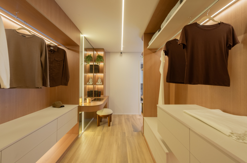 Closet da suíte principal - apto de 137m² (Foto do decorado)
